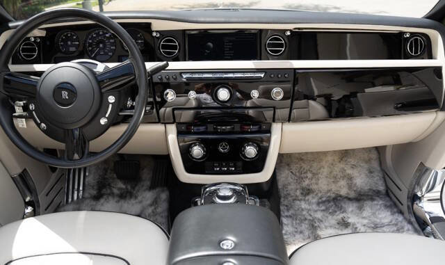 Used 2014 Rolls-Royce Phantom Drophead Coupe image 60