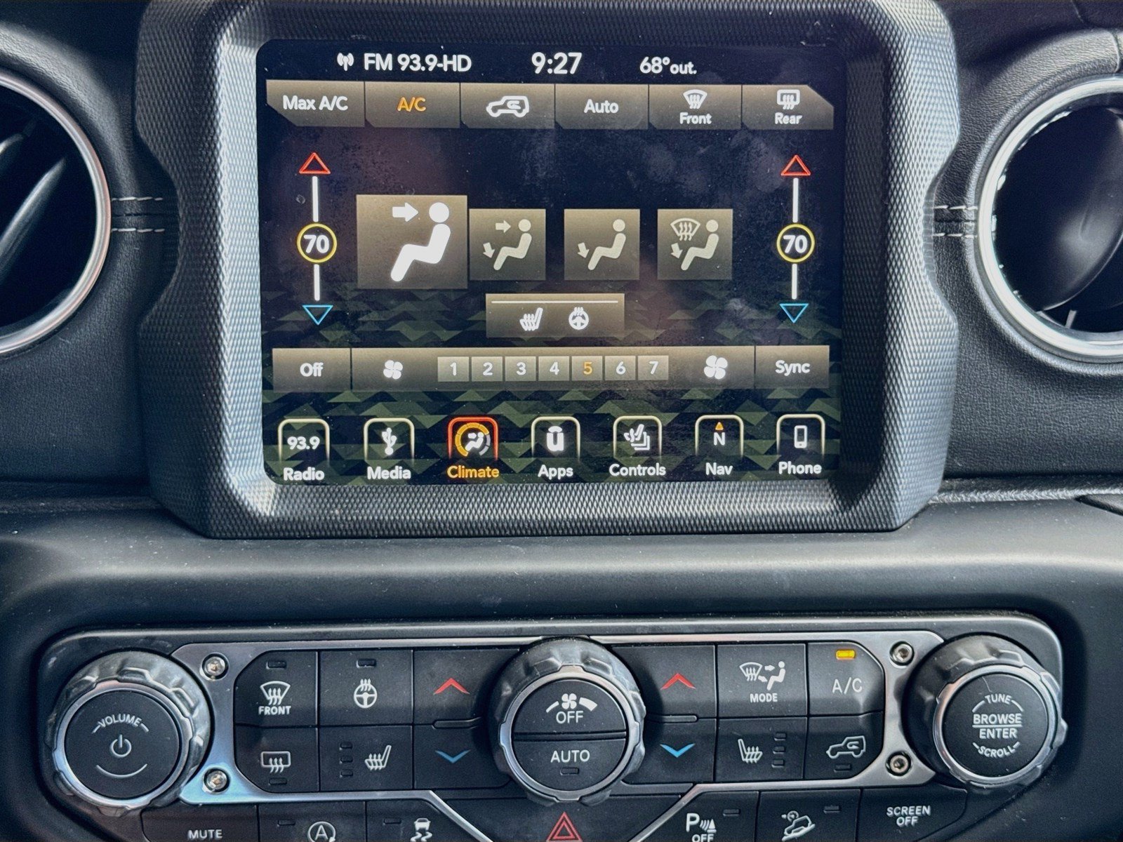 Used 2019 Jeep Wrangler Unlimited Sahara AWD/4WD image 12