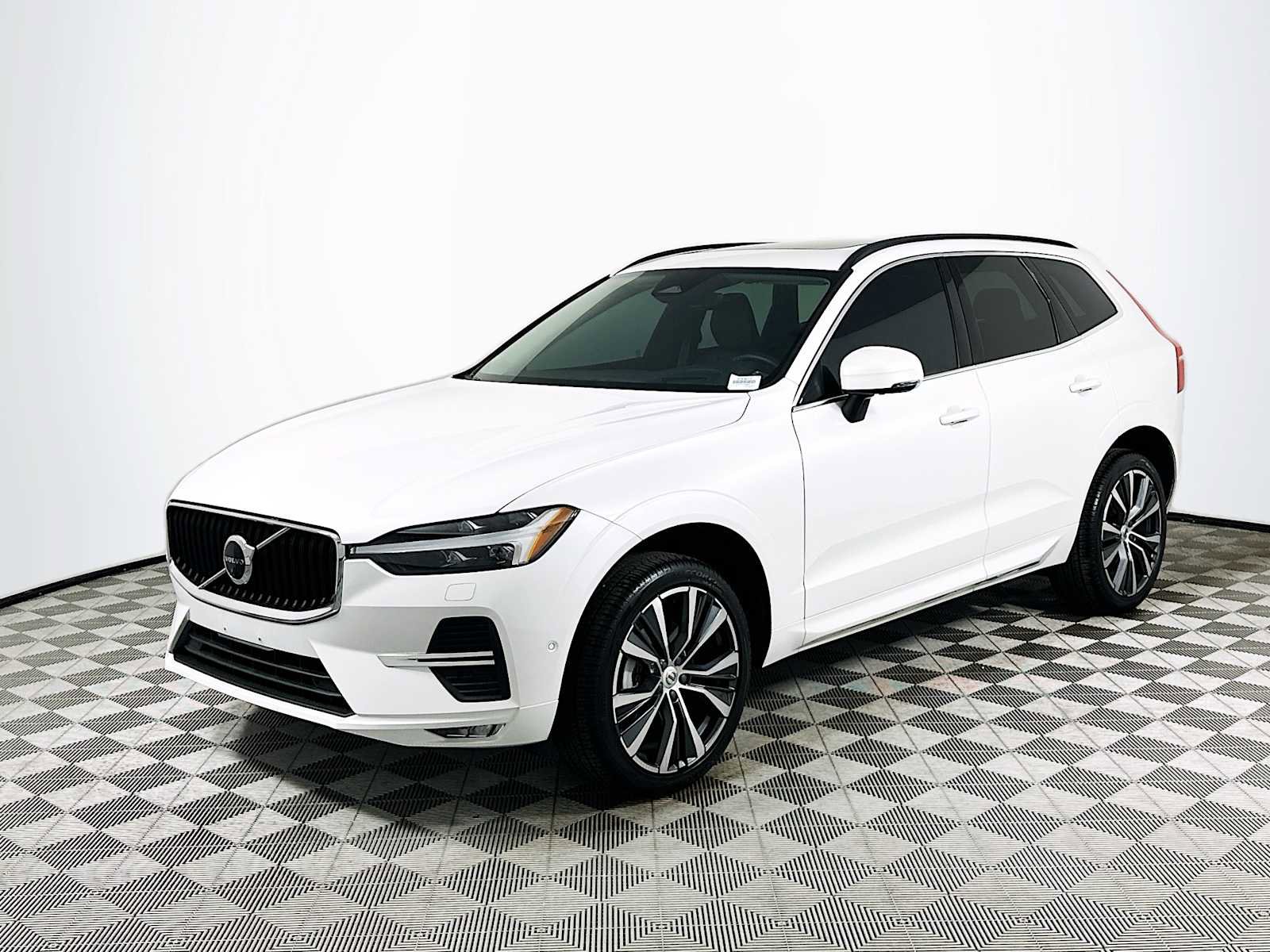 Used 2022 Volvo XC60 B5 Momentum w/ Advanced Package image 3