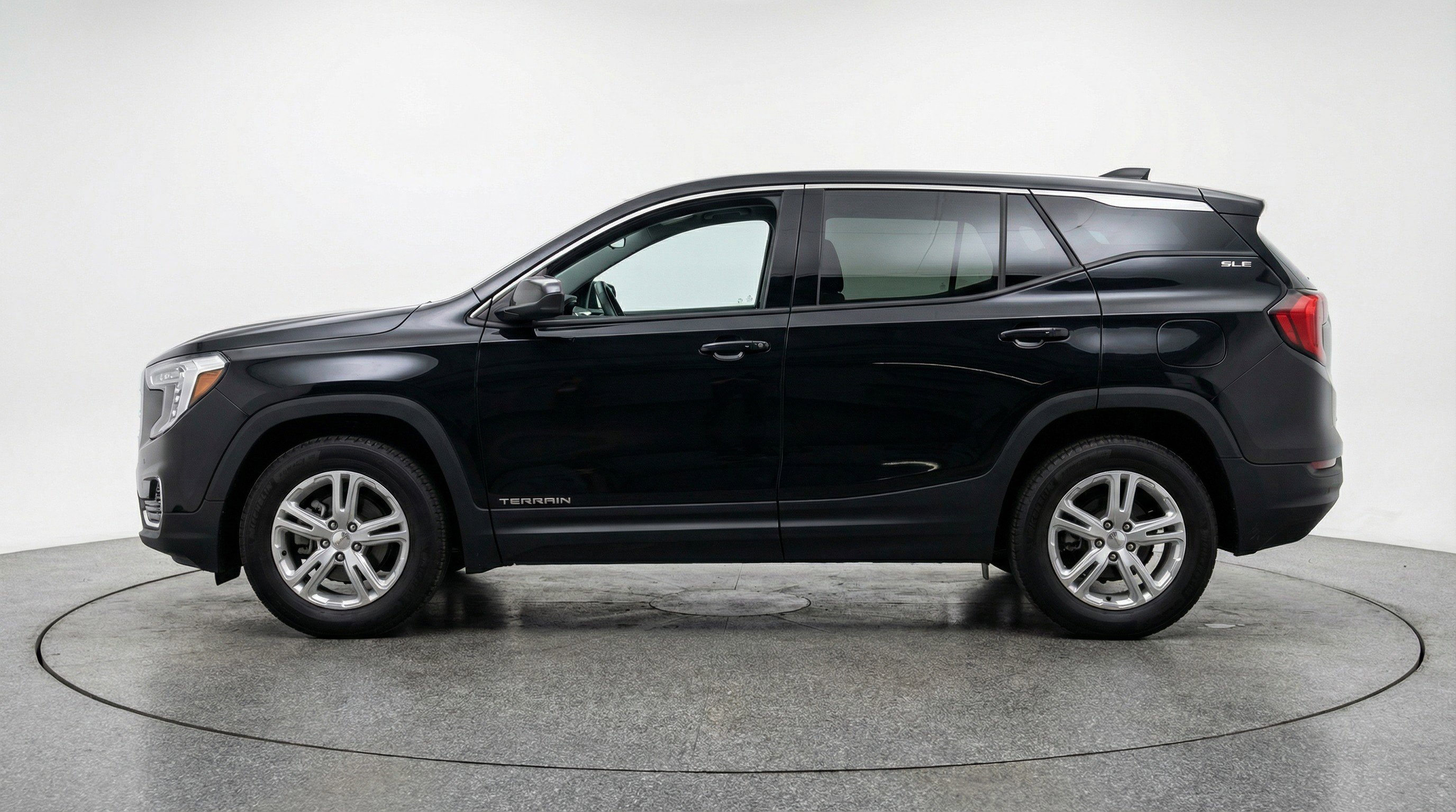 Used 2024 GMC Terrain SLE image 5