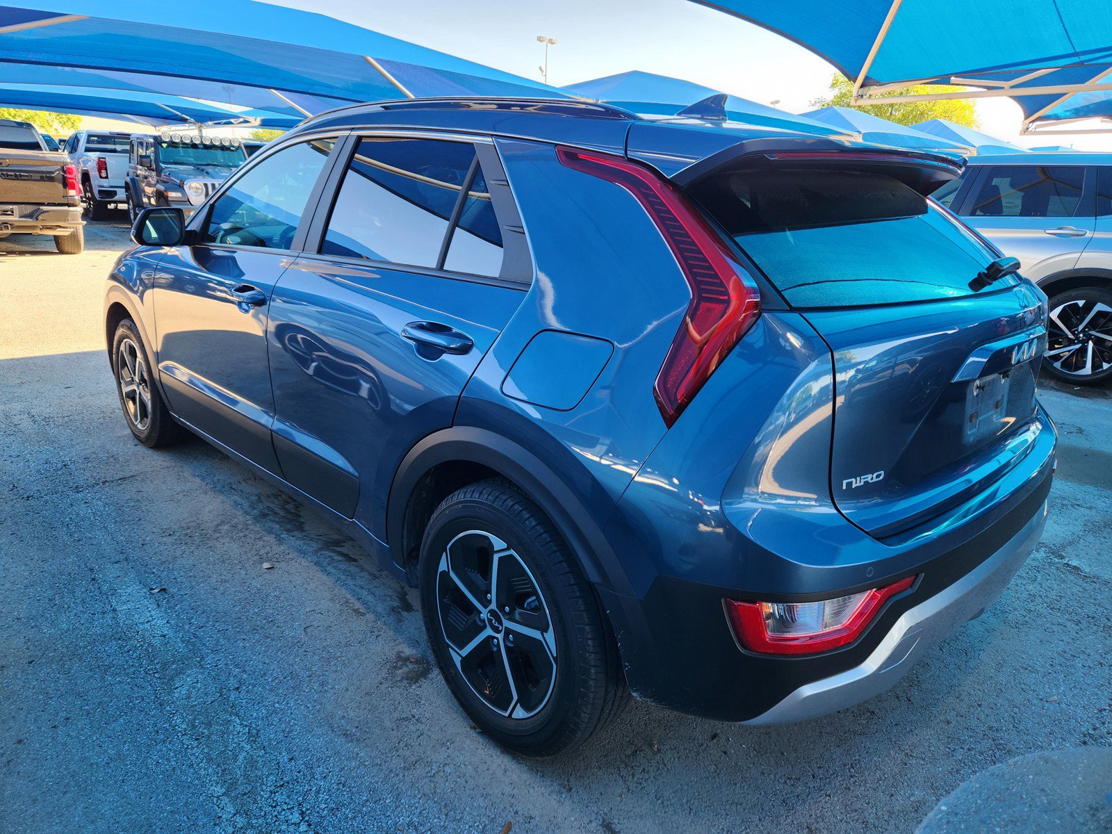 Used 2024 Kia Niro EX image 3