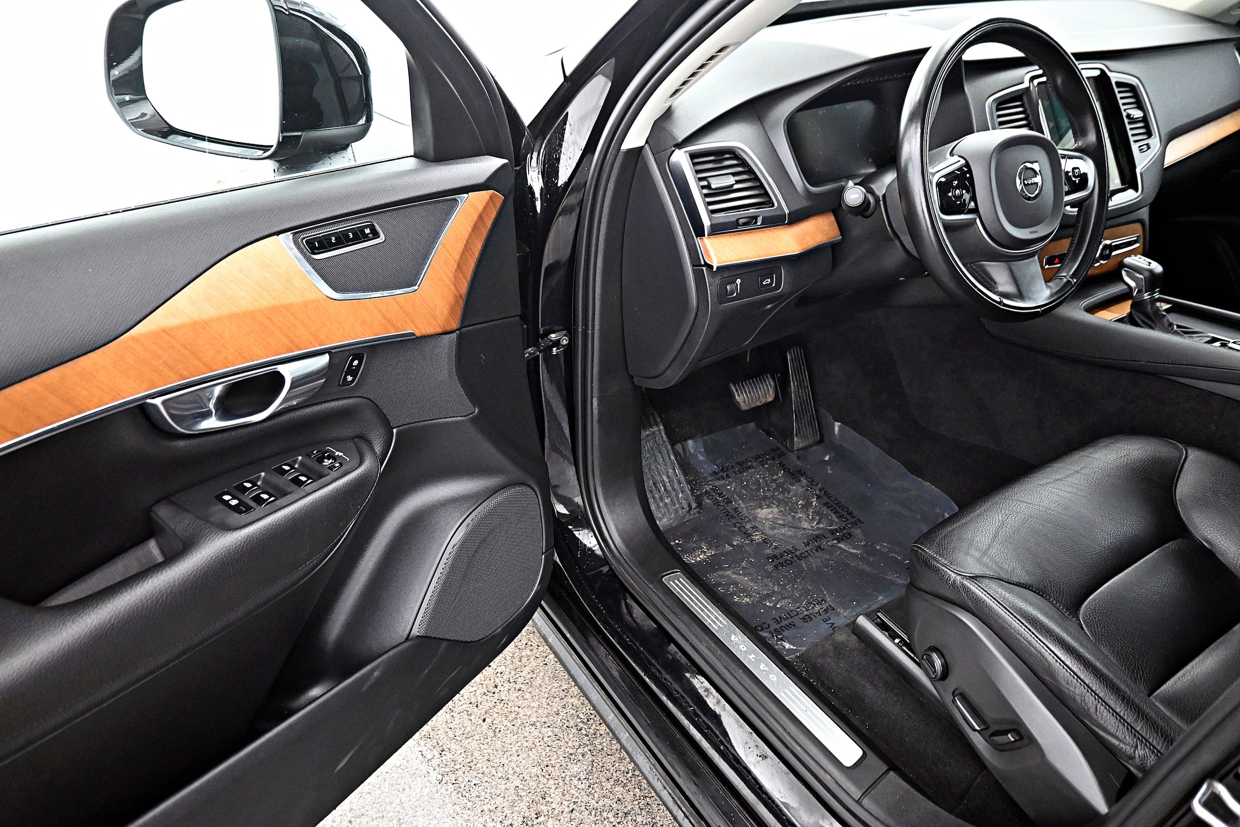 Used 2022 Volvo XC90 T6 Momentum w/ Climate Package image 3
