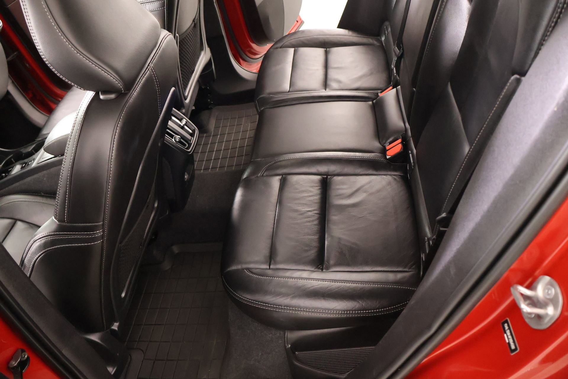 Used 2023 Volvo XC40 B5 Core image 12