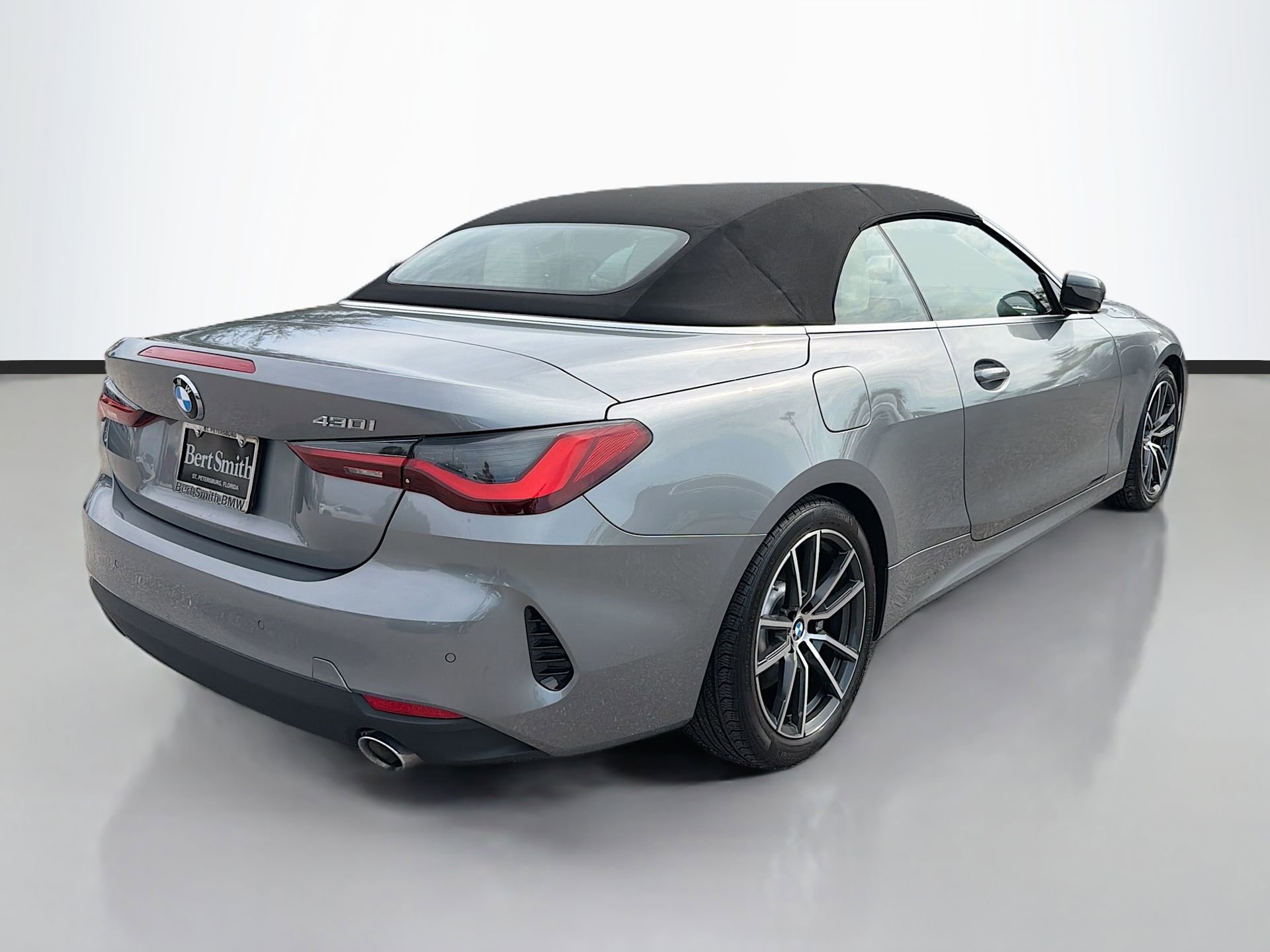 Used 2023 BMW 430i Convertible w/ Convenience Package image 4