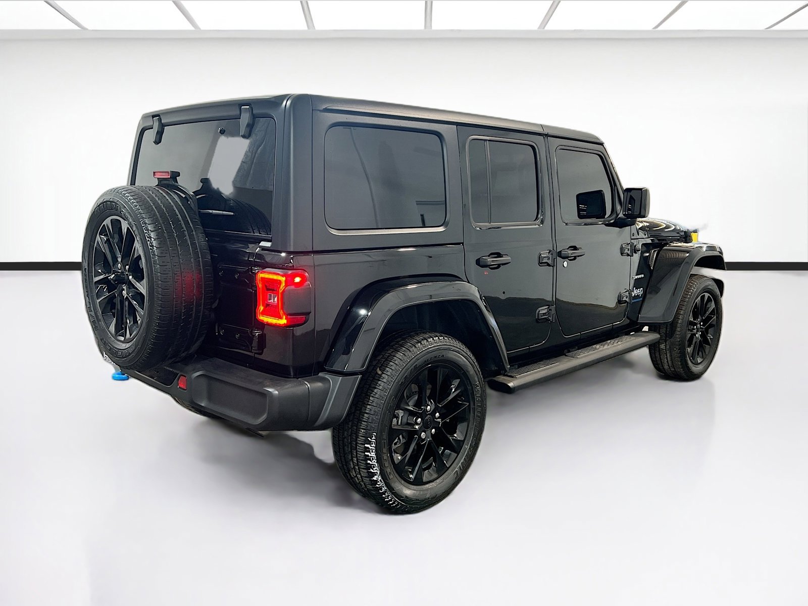 Used 2023 Jeep Wrangler Sahara w/ Cold Weather Group image 4