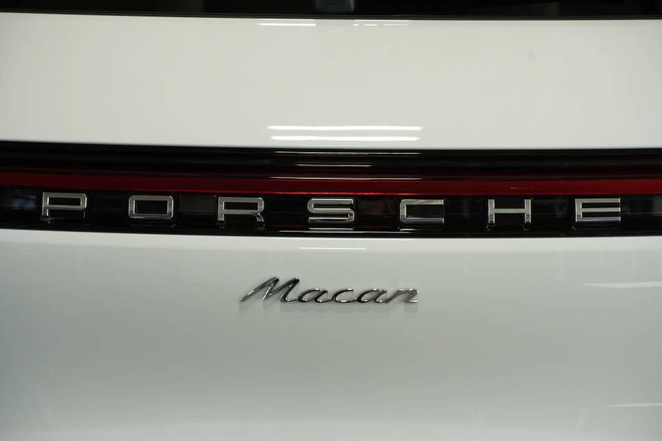 Certified 2025 Porsche Macan AWD/4WD image 38