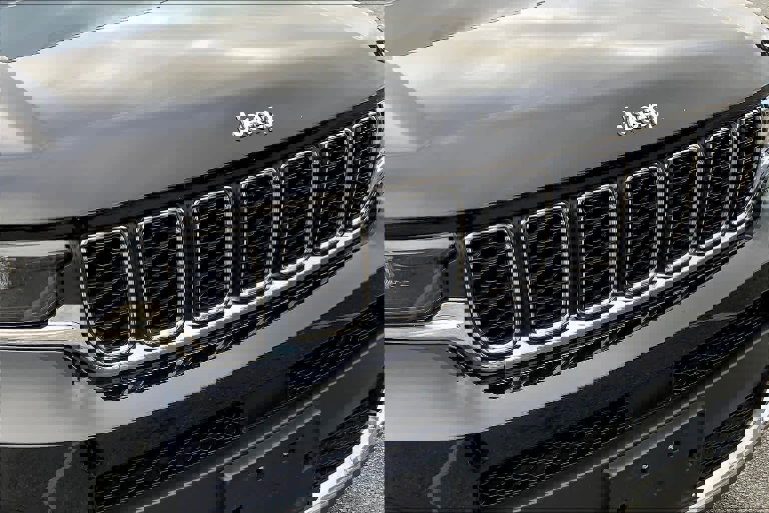 Used 2023 Jeep Grand Cherokee L Laredo image 27