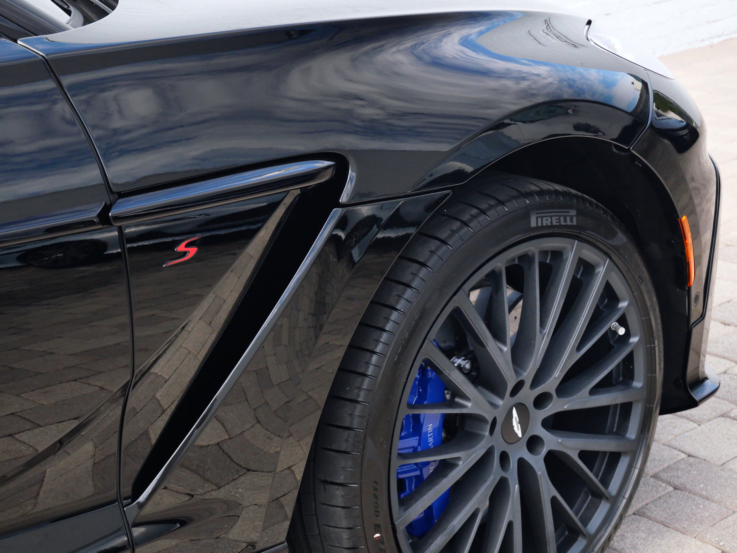 New 2026 Aston Martin DBX S AWD/4WD image 9