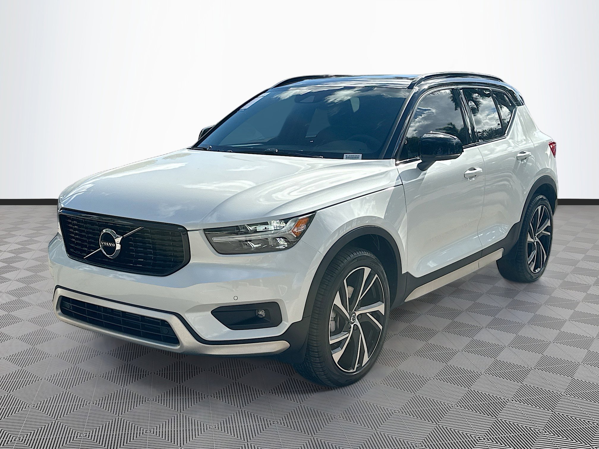 Used 2021 Volvo XC40 T4 R-Design image 3