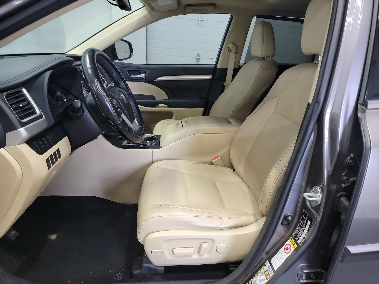 Used 2015 Toyota Highlander XLE FWD image 12