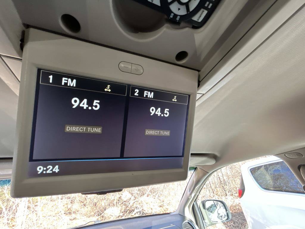 Used 2015 Chrysler Town & Country Touring FWD image 34