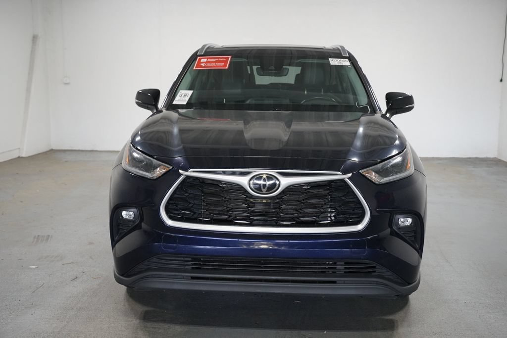Used 2021 Toyota Highlander XLE FWD image 2