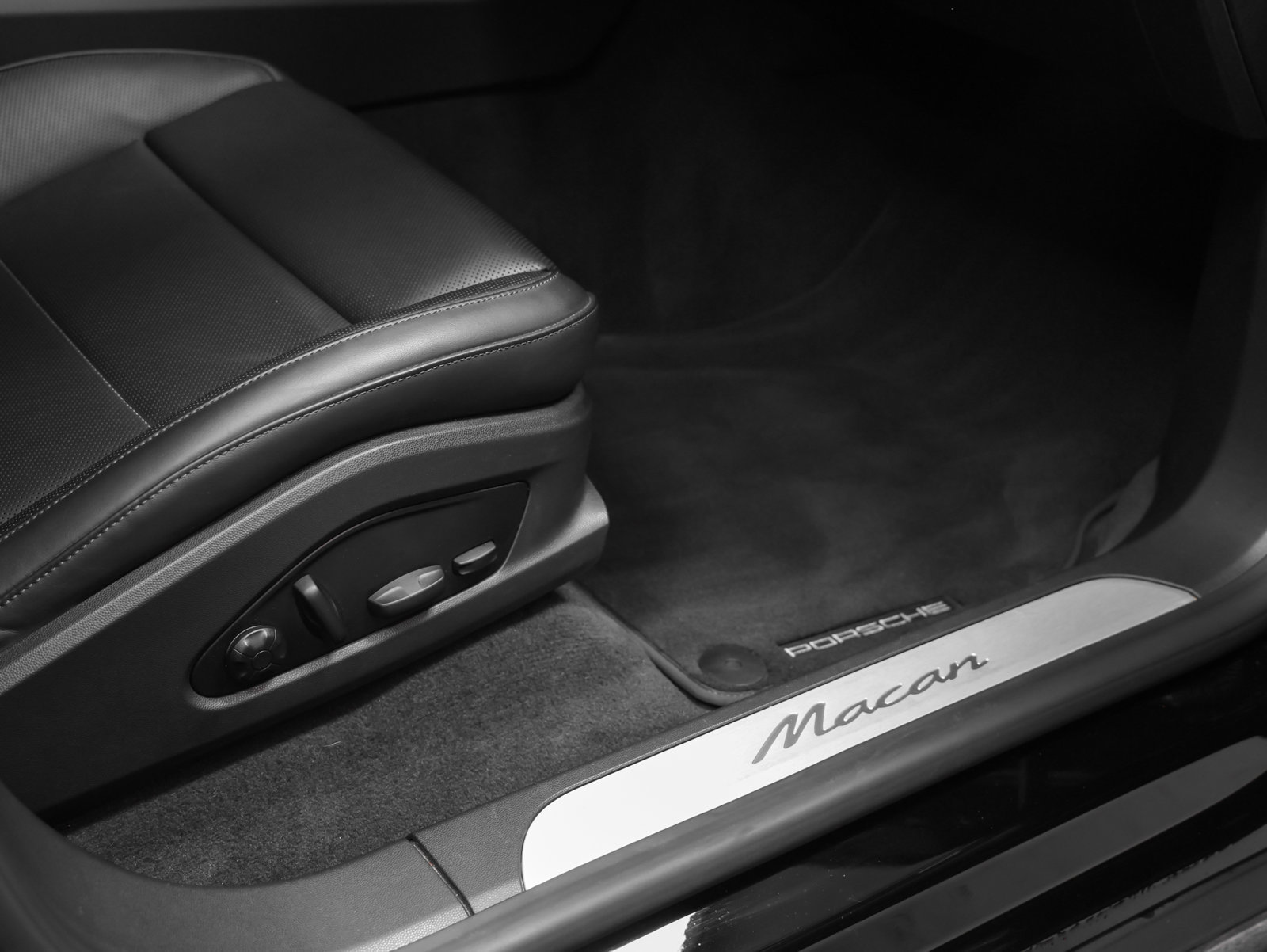Certified 2025 Porsche Macan Electric RWD image 18
