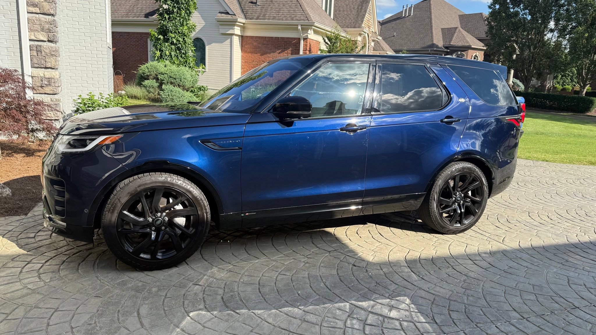 Used 2021 Land Rover Discovery S R-Dynamic AWD/4WD image 11