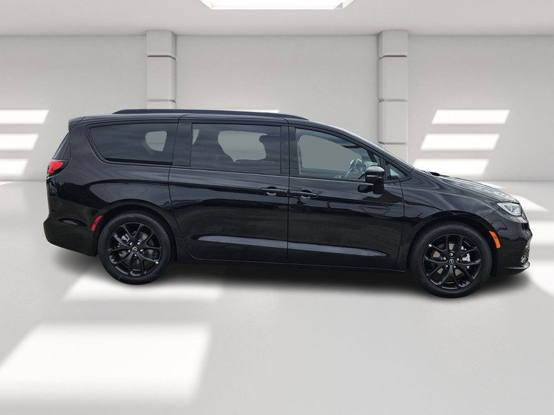 New 2026 Chrysler Pacifica Limited w/ S Appearance Package image 6