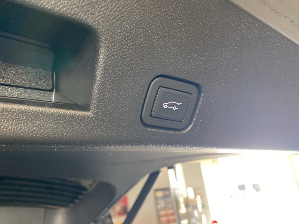 Used 2025 Chevrolet Traverse LT image 8