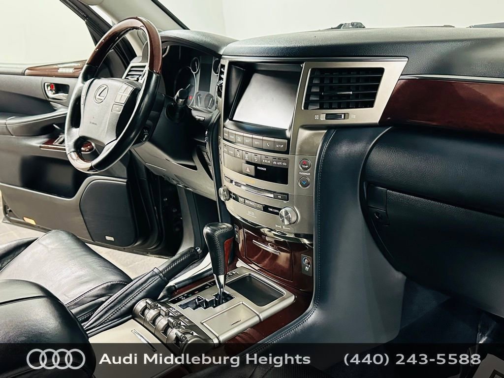 Used 2013 Lexus LX 570 4WD w/ Luxury Pkg w/Pre-crash image 9