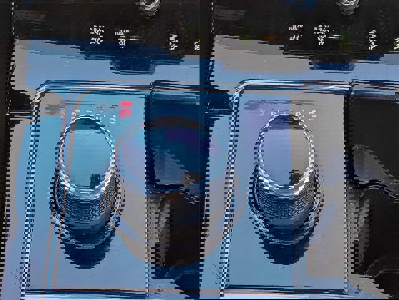 Used 2018 Land Rover Range Rover Velar R-Dynamic SE image 24