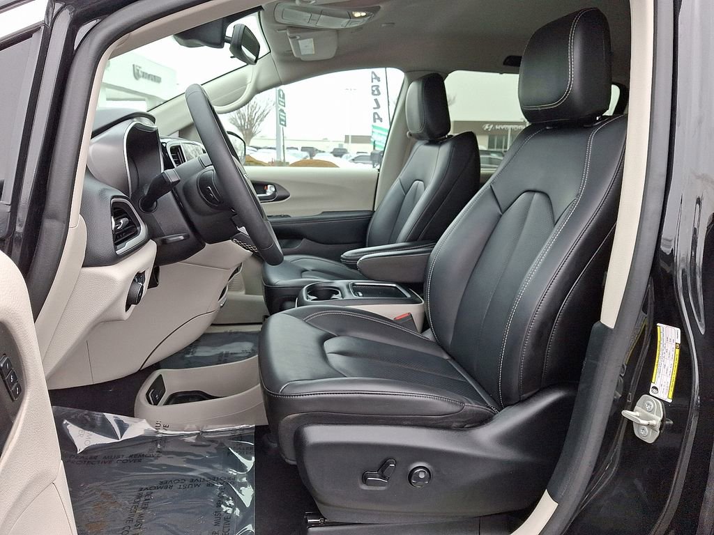 Used 2023 Chrysler Pacifica Touring-L image 14