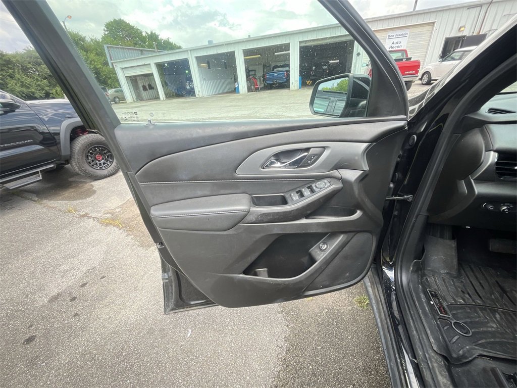 Used 2022 Chevrolet Traverse LT image 12