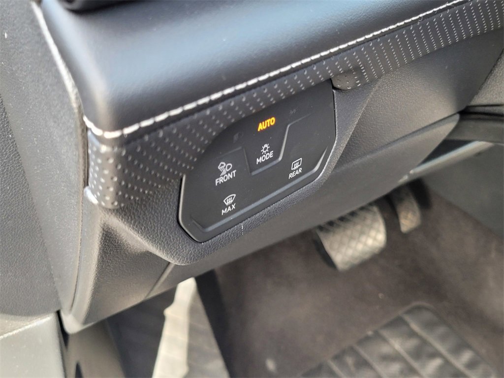 Used 2024 Volkswagen Atlas Cross Sport SE image 17