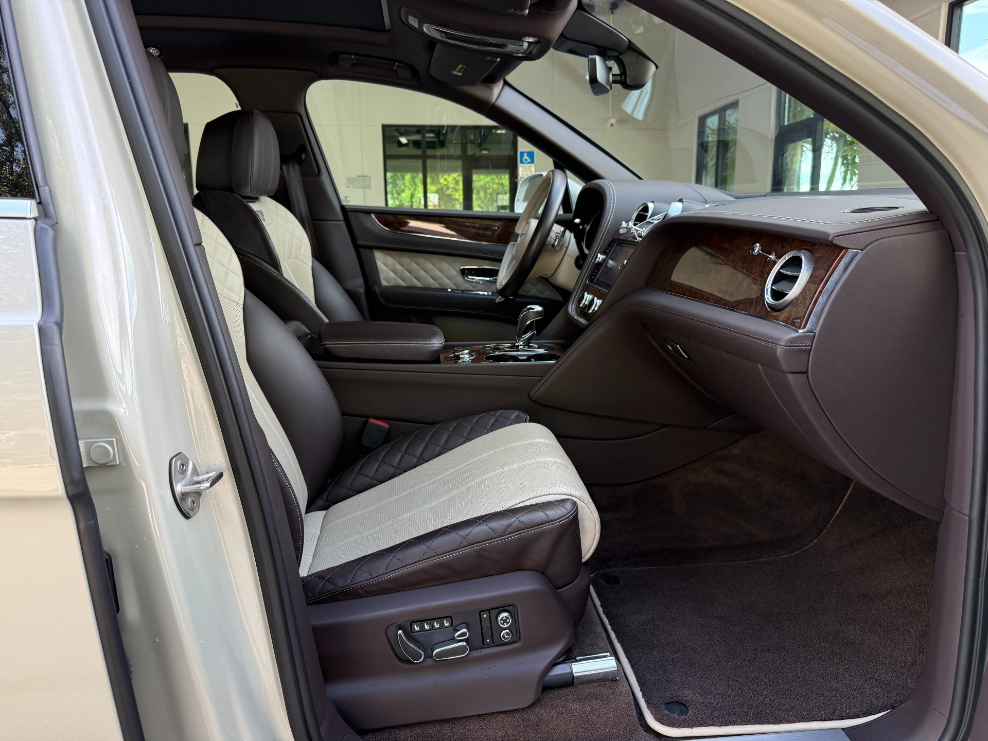 Used 2019 Bentley Bentayga AWD/4WD image 30