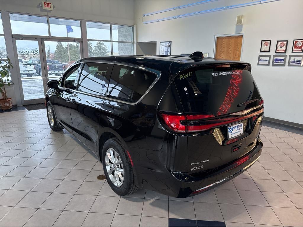 Used 2024 Chrysler Pacifica Touring-L AWD/4WD image 11