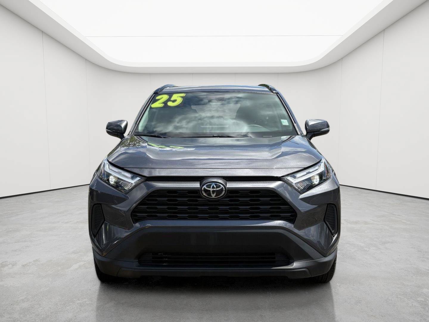 Used 2025 Toyota RAV4 XLE AWD/4WD image 2