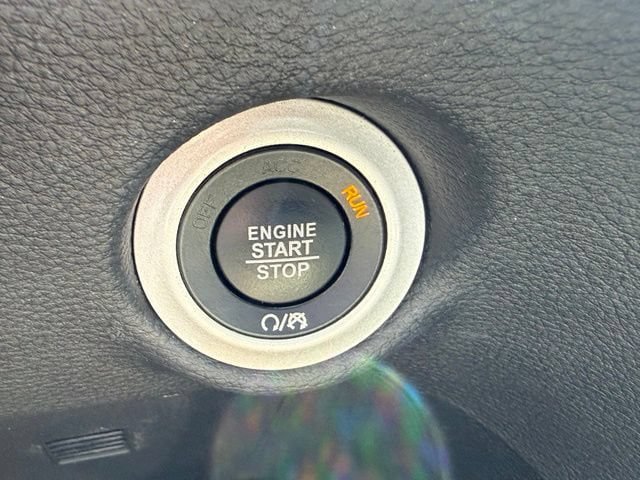Used 2025 Chrysler Pacifica Limited FWD image 33