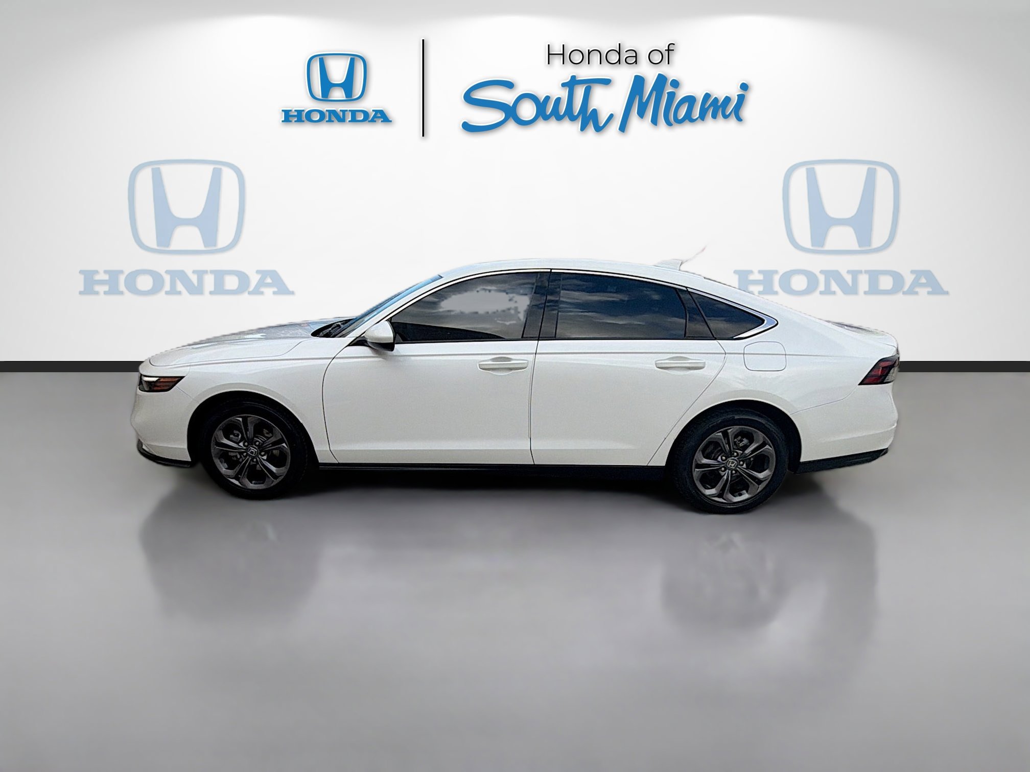 Certified 2023 Honda Accord EX image 4