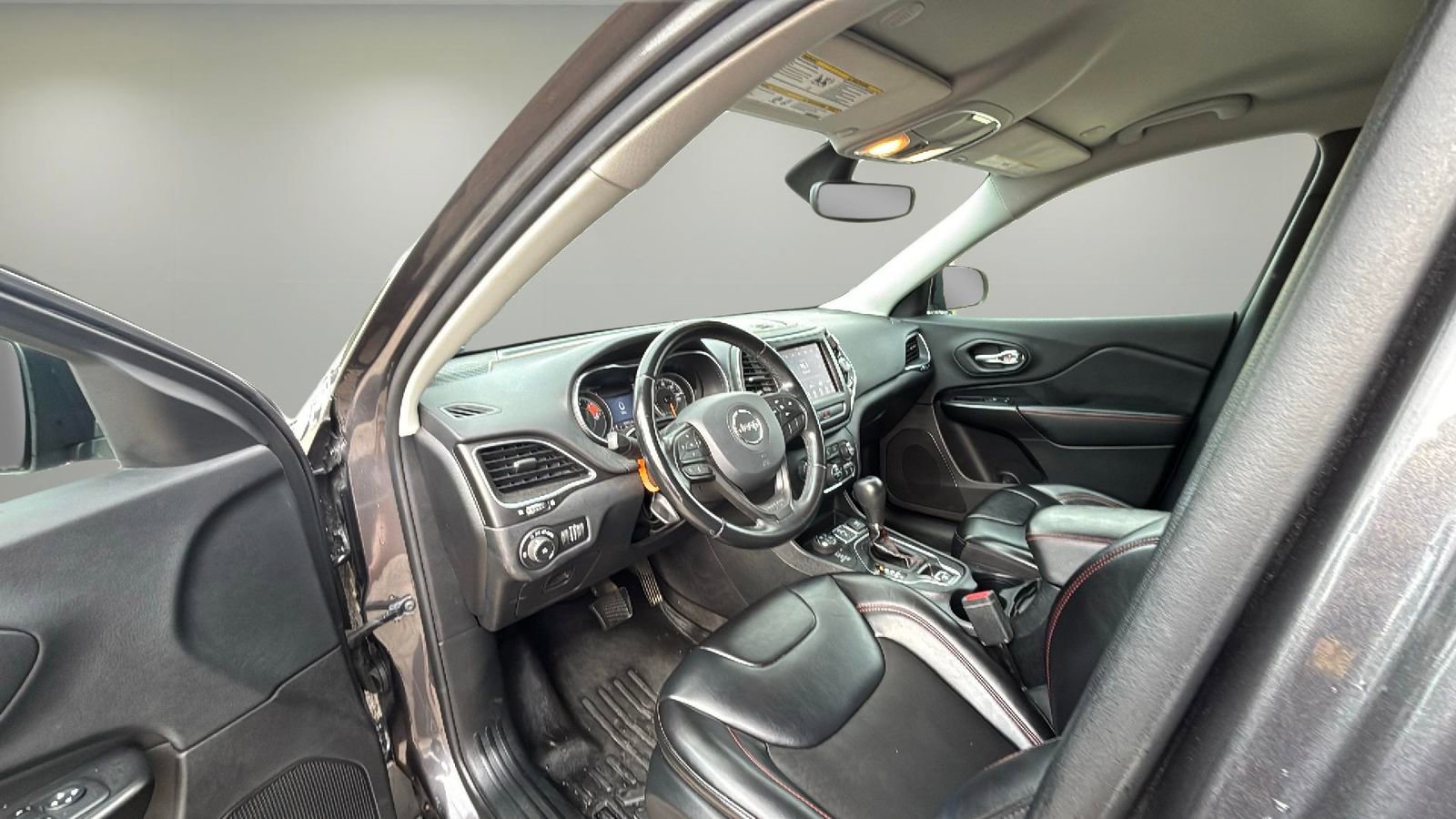 Used 2020 Jeep Cherokee Trailhawk AWD/4WD image 21