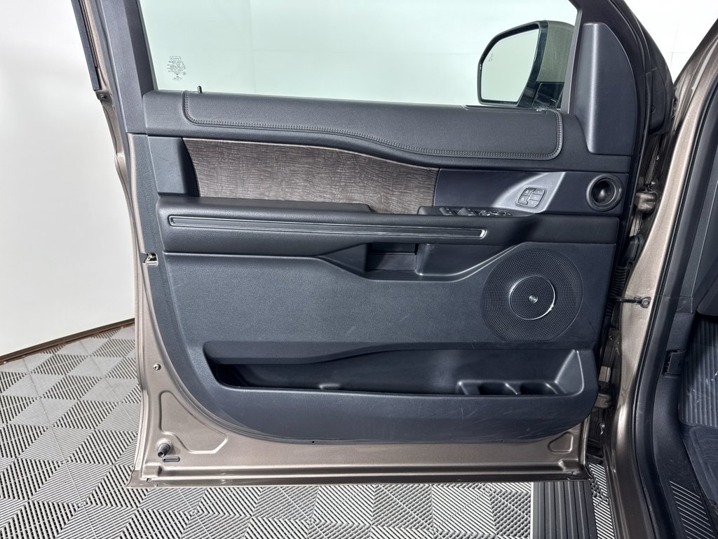 Used 2018 Ford Expedition Max Limited w/ Driver Assistance Package AWD/4WD image 30