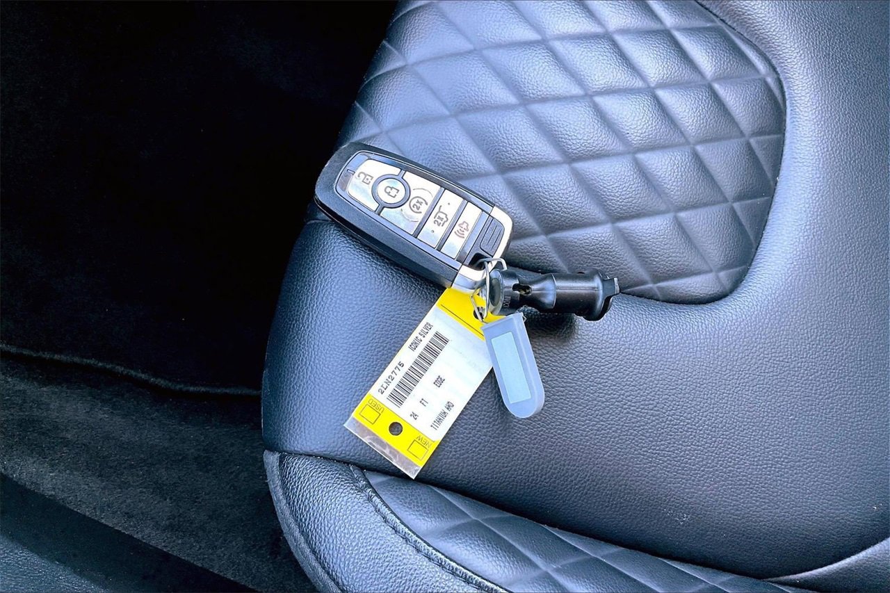 Used 2024 Ford Edge Titanium image 31