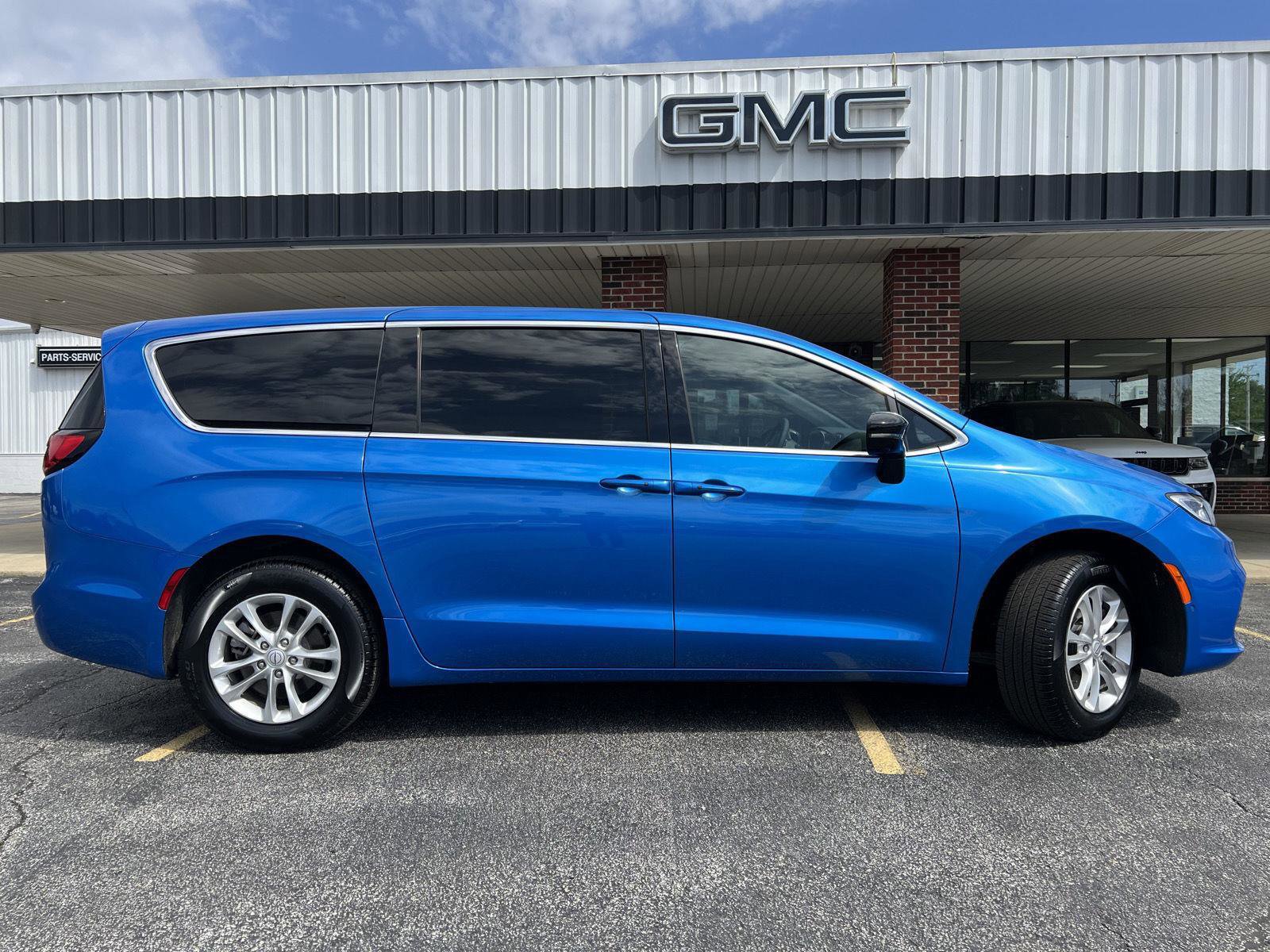 Used 2026 Chrysler Pacifica Select AWD/4WD image 4