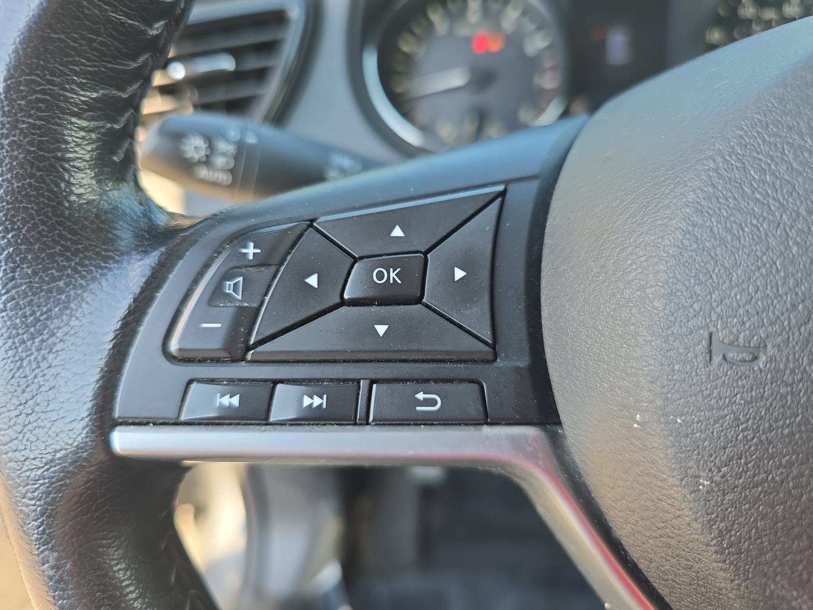 Used 2020 Nissan Rogue SV FWD image 16