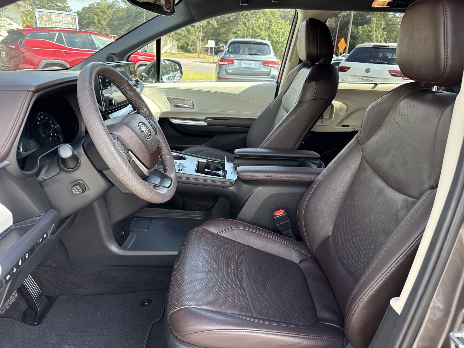 Used 2023 Toyota Sienna Platinum image 9