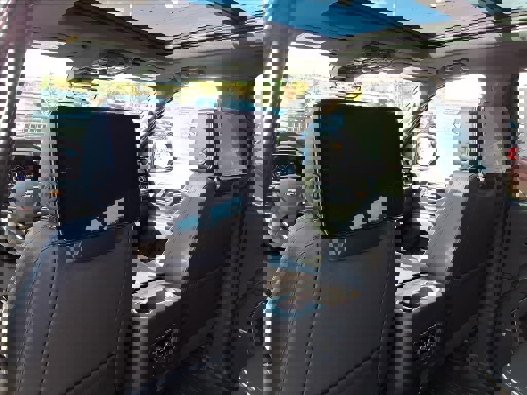 New 2026 Chevrolet Suburban Premier image 18