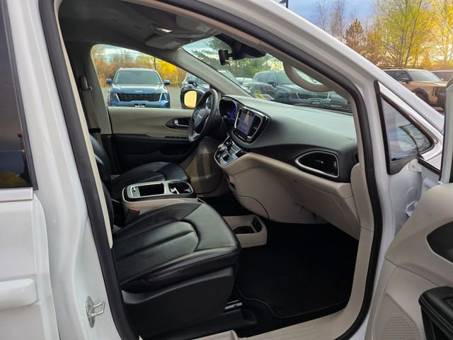Used 2023 Chrysler Pacifica Touring-L FWD image 12