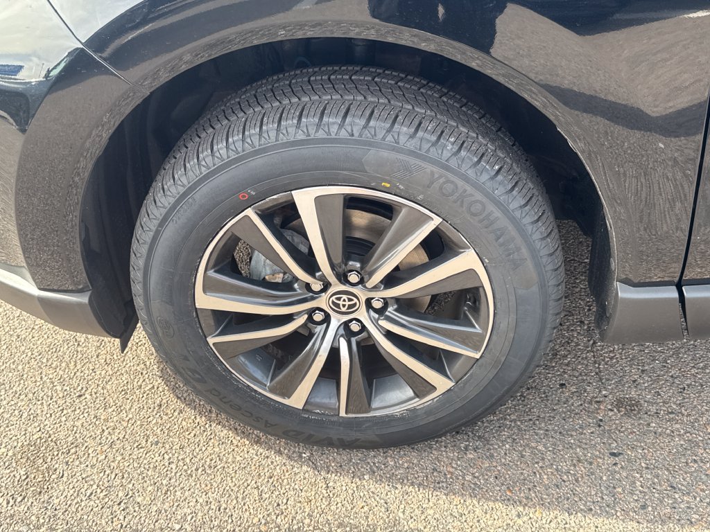 Used 2023 Toyota Venza LE AWD/4WD image 44