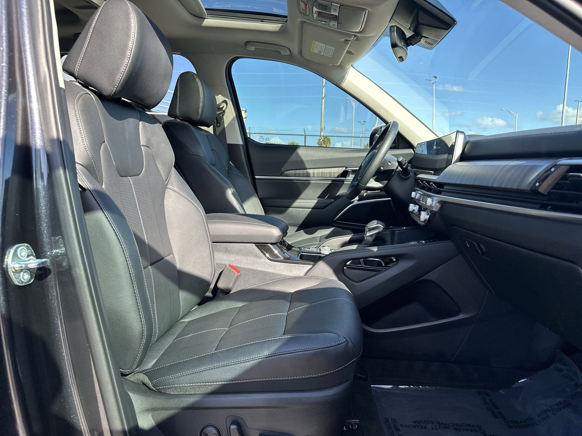 Used 2025 Kia Telluride SX w/ SX Captain's Chair Package image 27