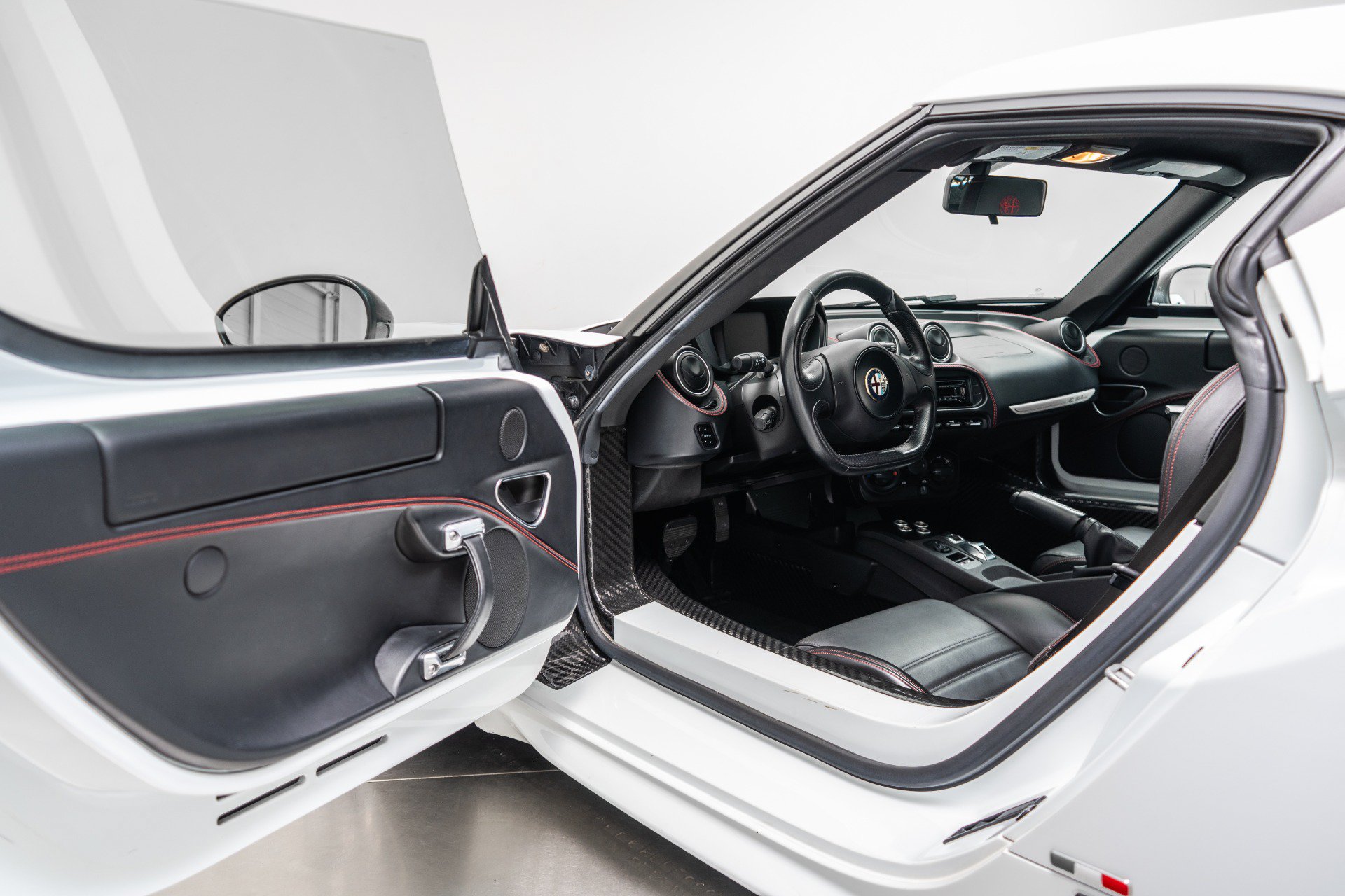 Used 2015 Alfa Romeo 4C Coupe w/ Leather Interior Group RWD image 21