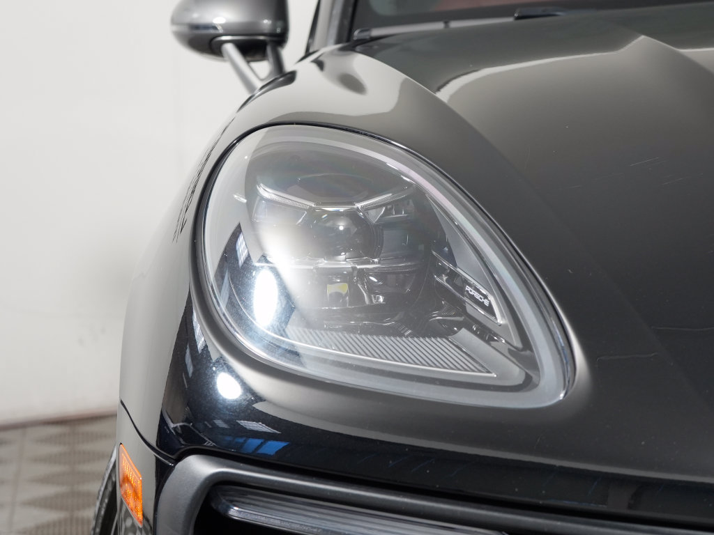 Certified 2023 Porsche Macan Turbo AWD/4WD image 11