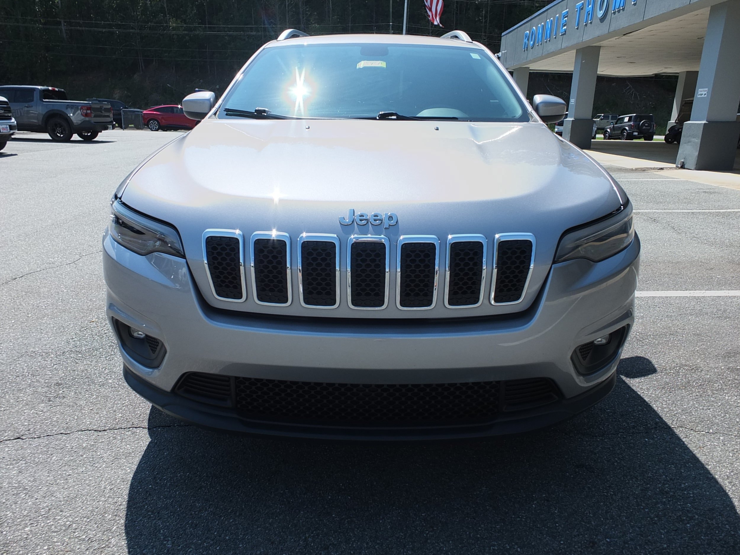 Used 2019 Jeep Cherokee Latitude w/ Popular Appearance Group FWD image 8