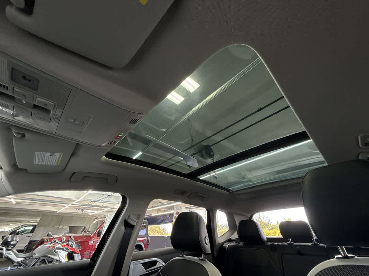 Used 2025 Volkswagen Taos SE w/ Panoramic Sunroof Package FWD image 17