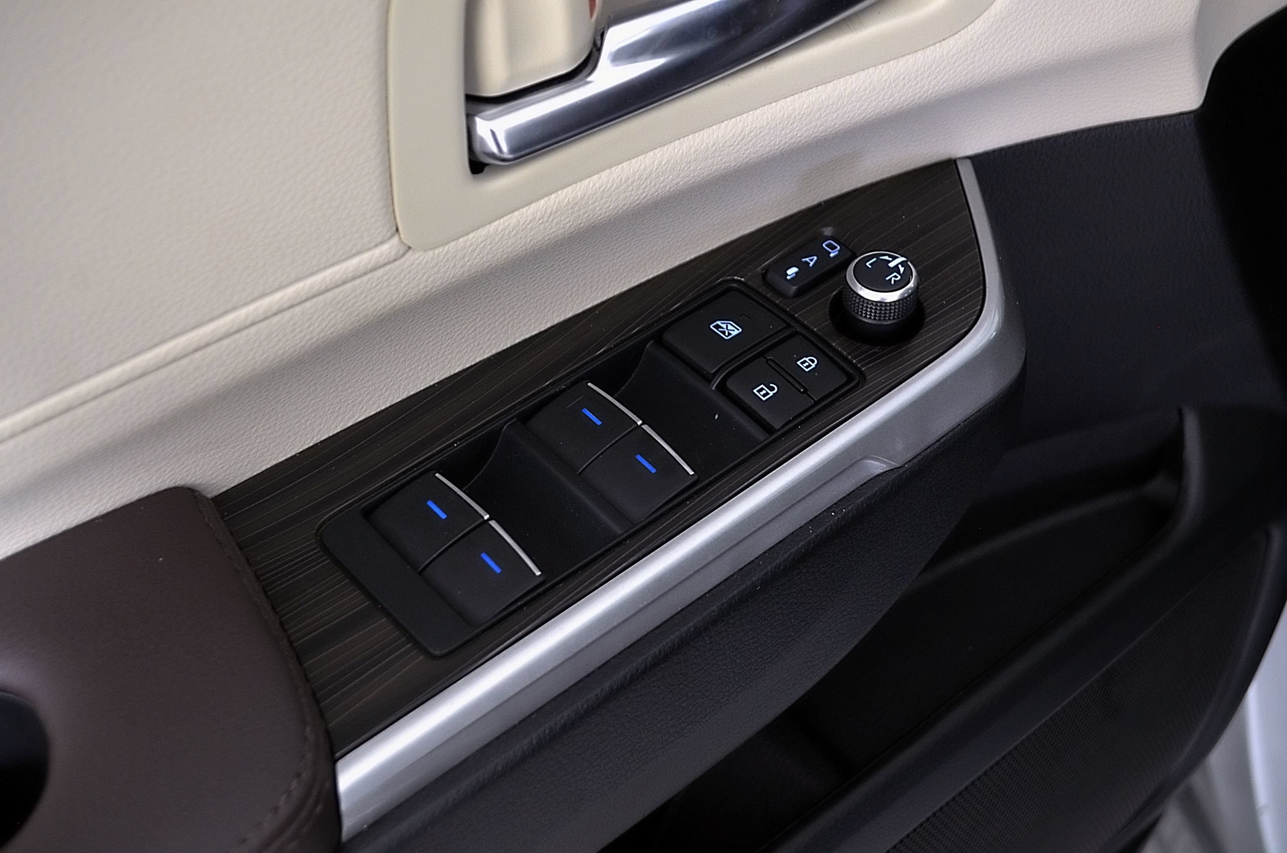 Used 2024 Toyota Sienna Platinum FWD image 21