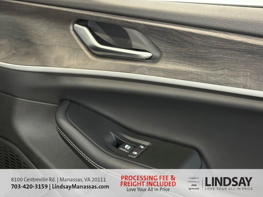 New 2025 Jeep Grand Cherokee Limited w/ Luxury Tech Group II image 13