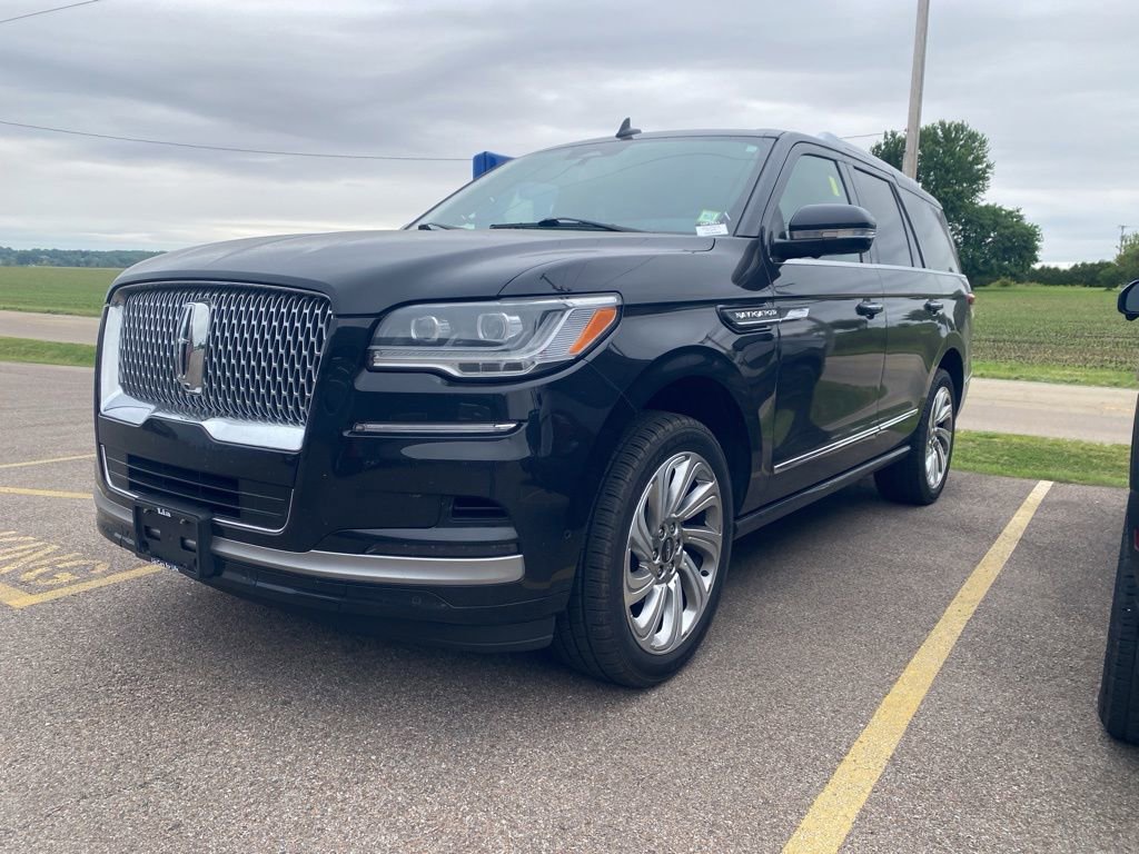 Used 2024 Lincoln Navigator Premiere AWD/4WD image 13