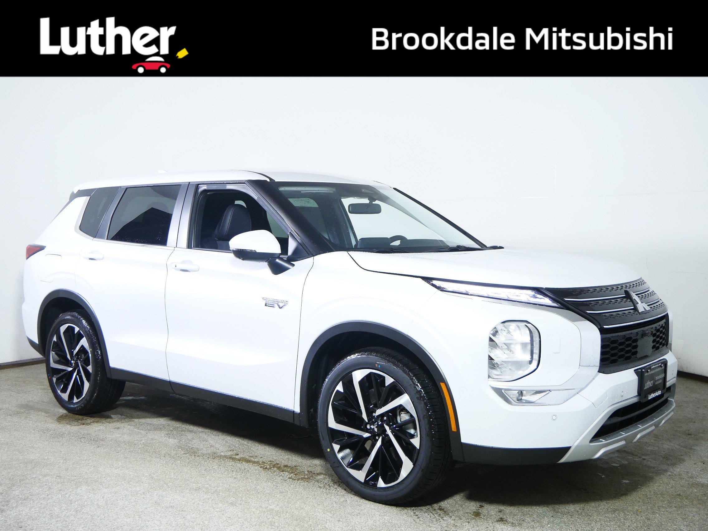 New 2025 Mitsubishi Outlander SE image 1