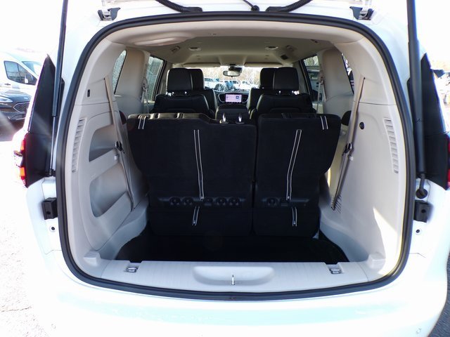 Used 2024 Chrysler Pacifica Touring-L image 7