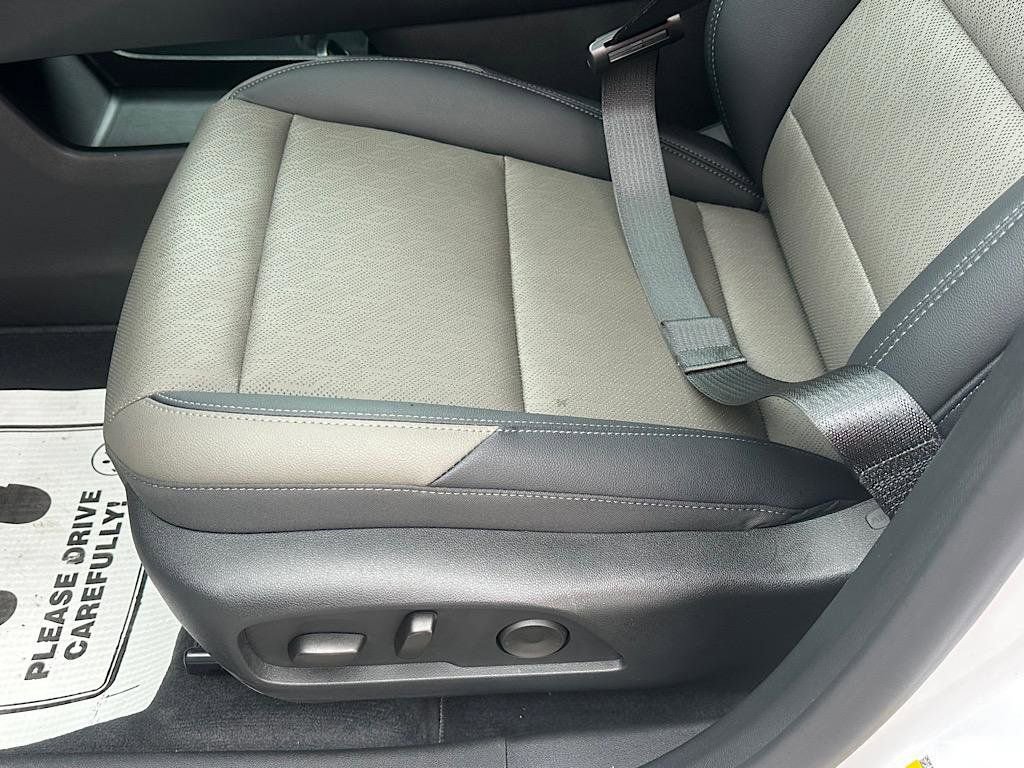 Used 2026 Chevrolet Equinox LT w/ Convenience Package II image 12